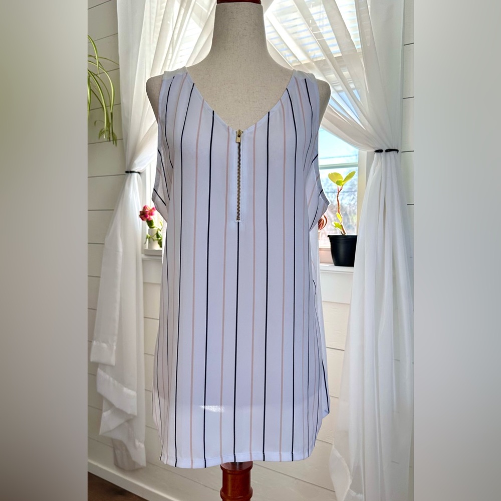 Express brand sleeveless blouse with a zip front. 
Size:Large